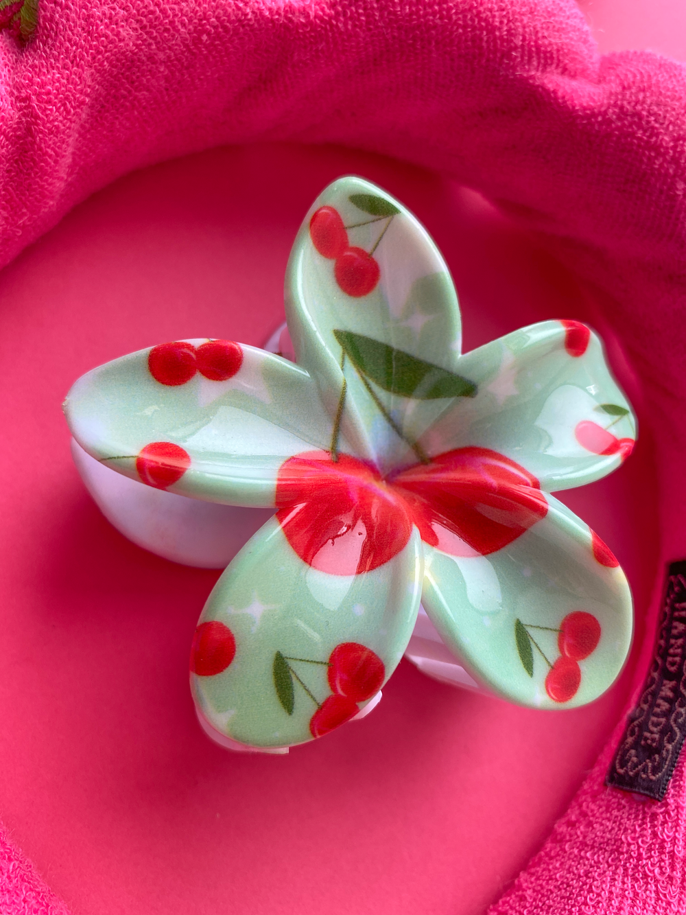 Set de Vincha y Muñequeras Absorbentes para Skincare Fucsia con Cereza