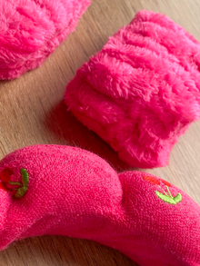 Set de Vincha y Muñequeras Absorbentes para Skincare Fucsia con Cereza