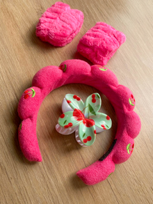 Set de Vincha y Muñequeras Absorbentes para Skincare Fucsia con Cereza