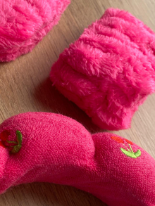 Set de Vincha y Muñequeras Absorbentes para Skincare Fucsia con Cereza
