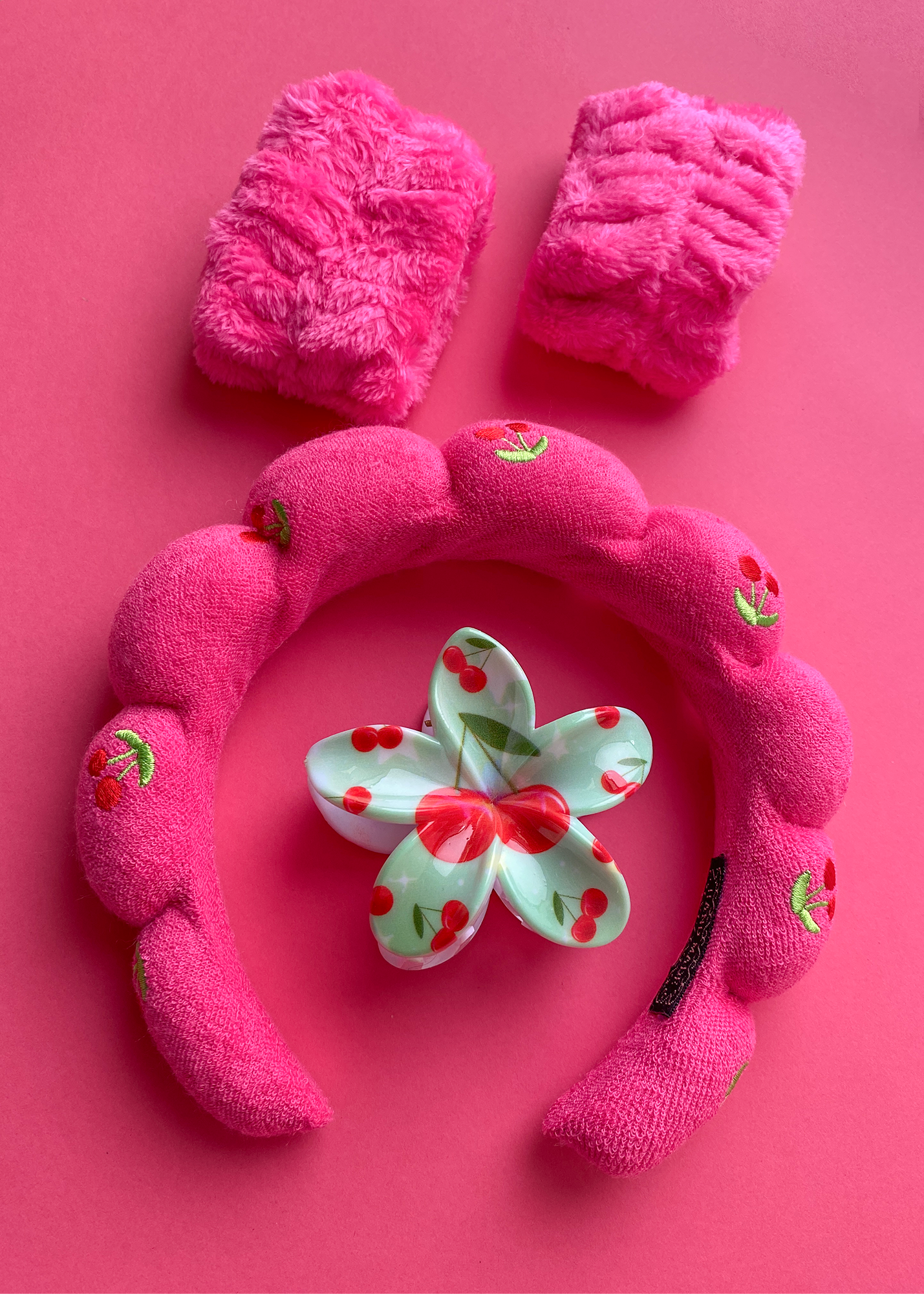 Set de Vincha y Muñequeras Absorbentes para Skincare Fucsia con Cereza