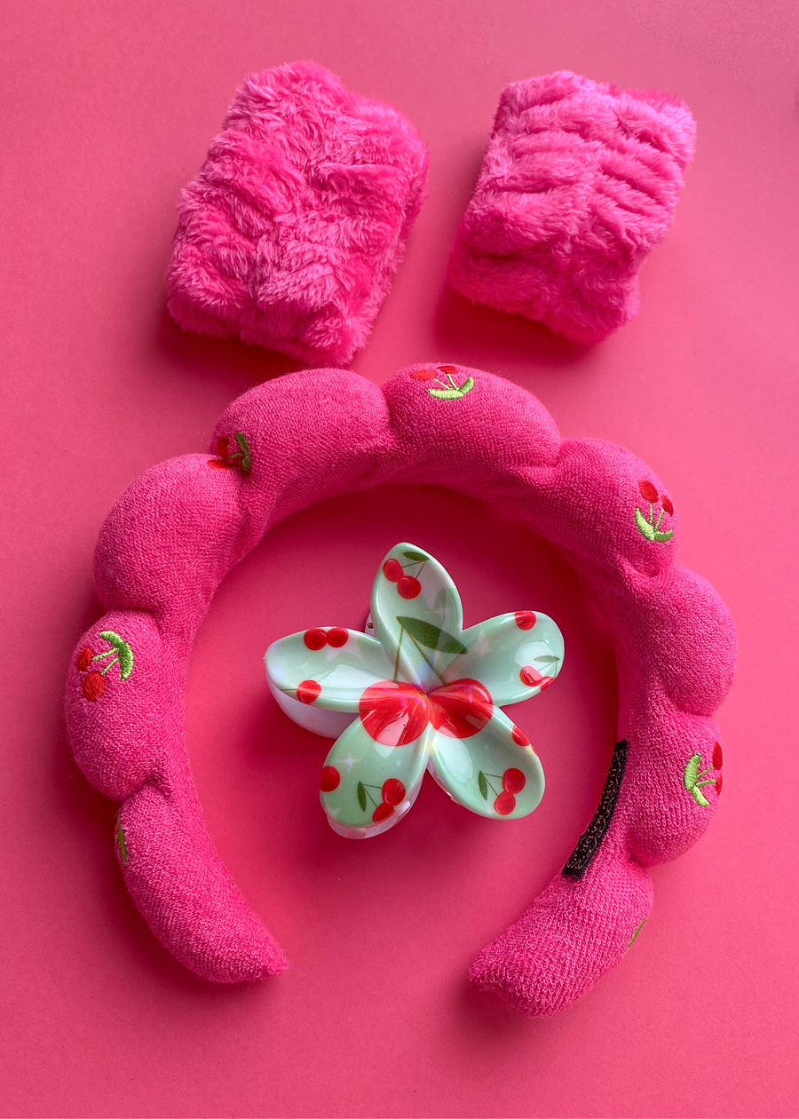 Set de Vincha y Muñequeras Absorbentes para Skincare Fucsia con Cereza